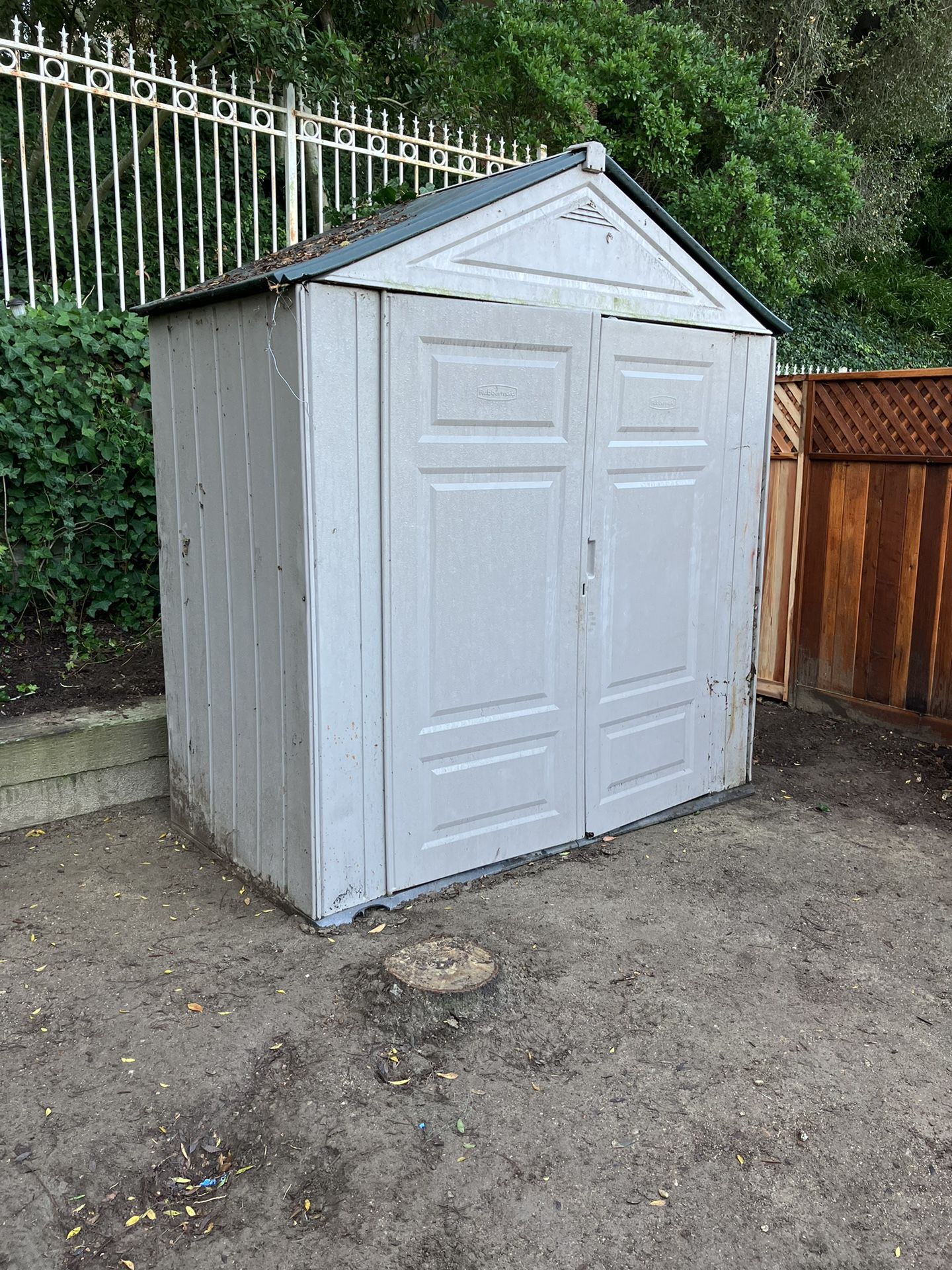 RUBBERMAID resin STORAGE OUTDOOR SHED 4 x 7 x 7 