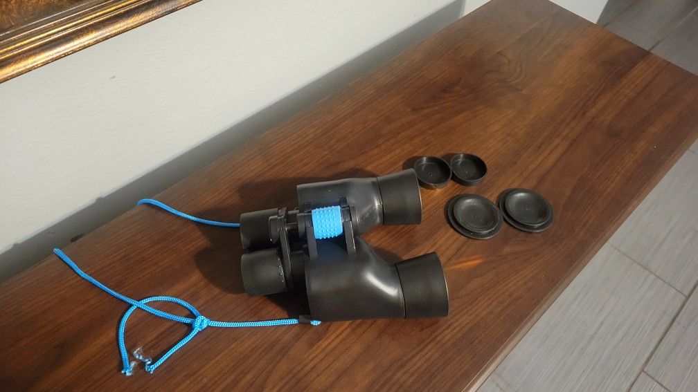 NICE BLACK BINOCULARS 