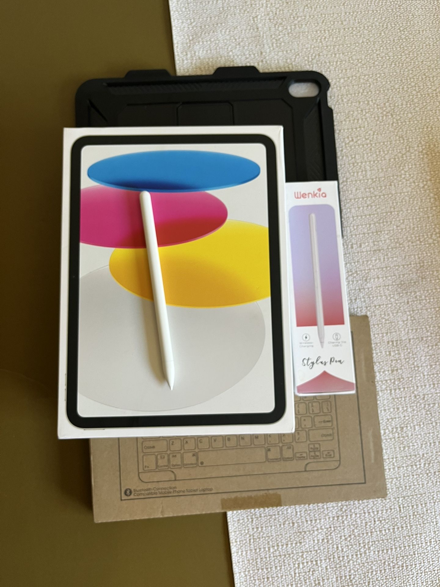 Apple iPad 10th Generation (2022 model /new Open Box ) 64GB Wi-Fi + Cellular with pencil, keyboard & case