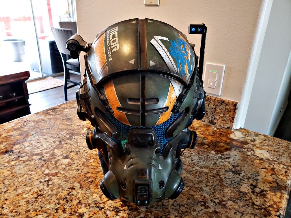 Titanfall 2 Collectors Edition Wearable Pilot Helmet.