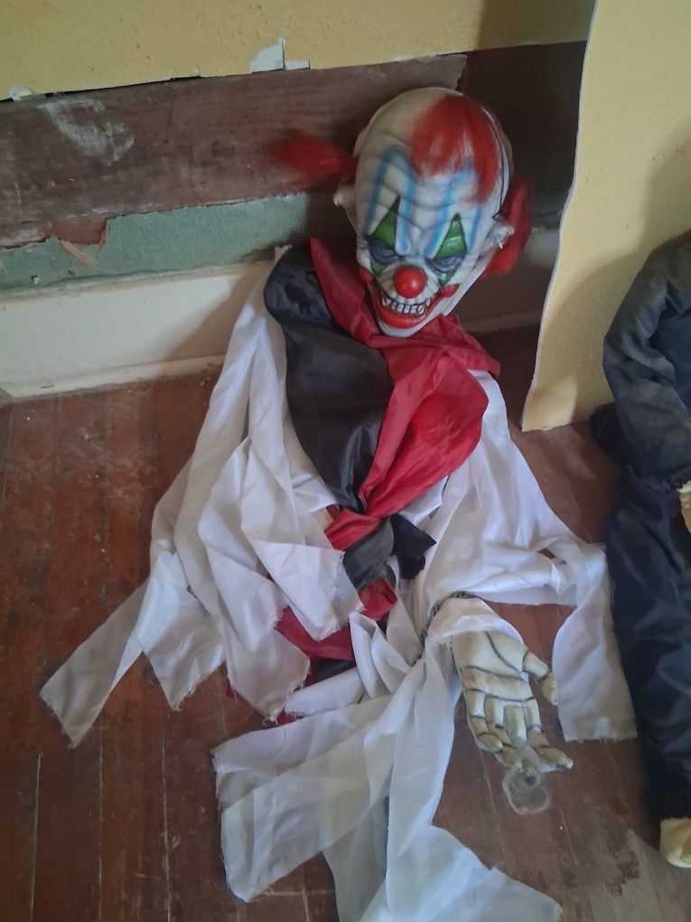 5'8" PENNYWISE CLOWN HALLOWEEN VAMPIRE TEETH MOVES, EYES LIGHT, MUSIC, LAUGH HTF
