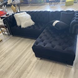 Beautiful Sectional! Delivery Available !