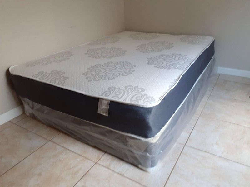 NEW QUEEN-SIZE MATTRESS AND BOX SPRING 🆕️