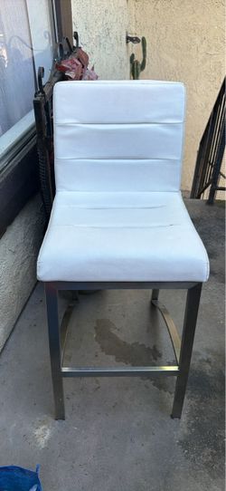 Free - Gratis White Faux Leather Bar Stool four available