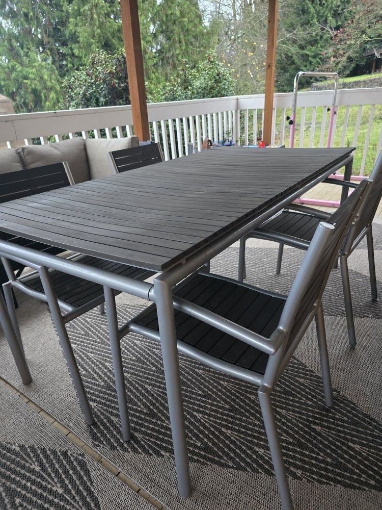 Dania Outdoor Table And Chairs