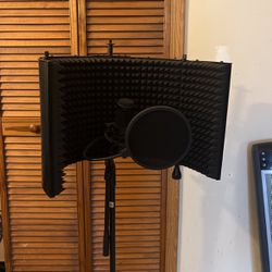 Studio Microphone With Pop Filter/Focusrite 