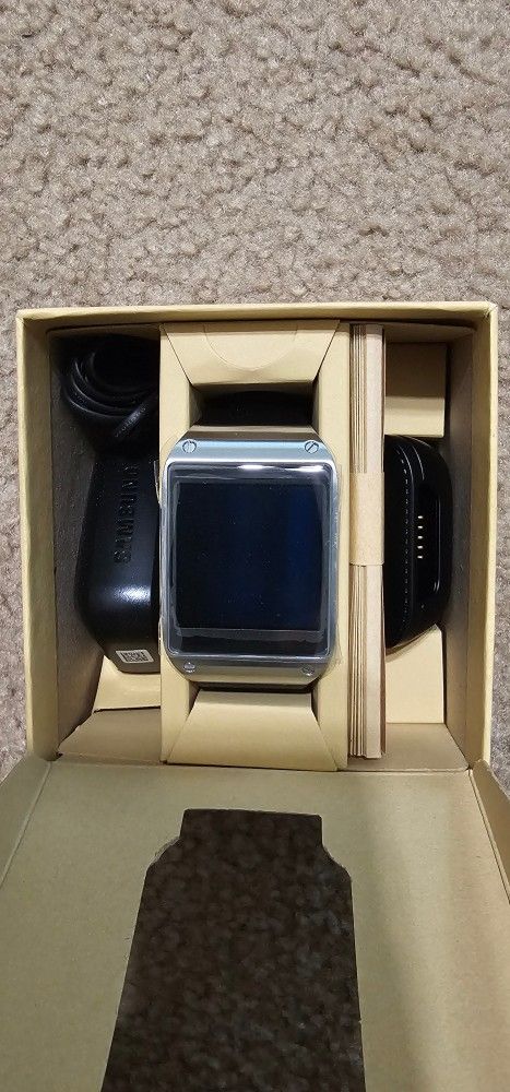 NEW SAMSUNG GALAXY GEAR V700 WITH NEW SCREEN PROTECTOR