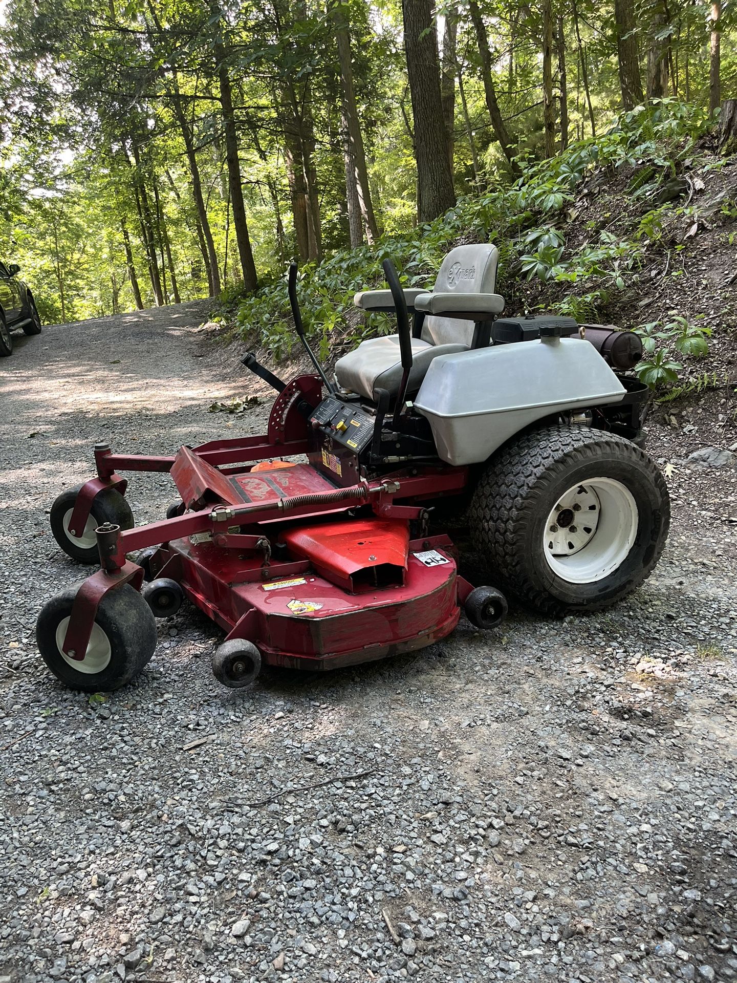 Exmark 60” Lazer Z 1,640 Hours