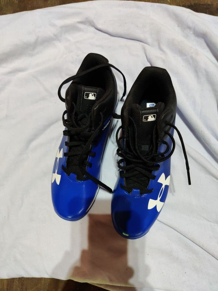 Boys Size 7 Under Armor Spikes