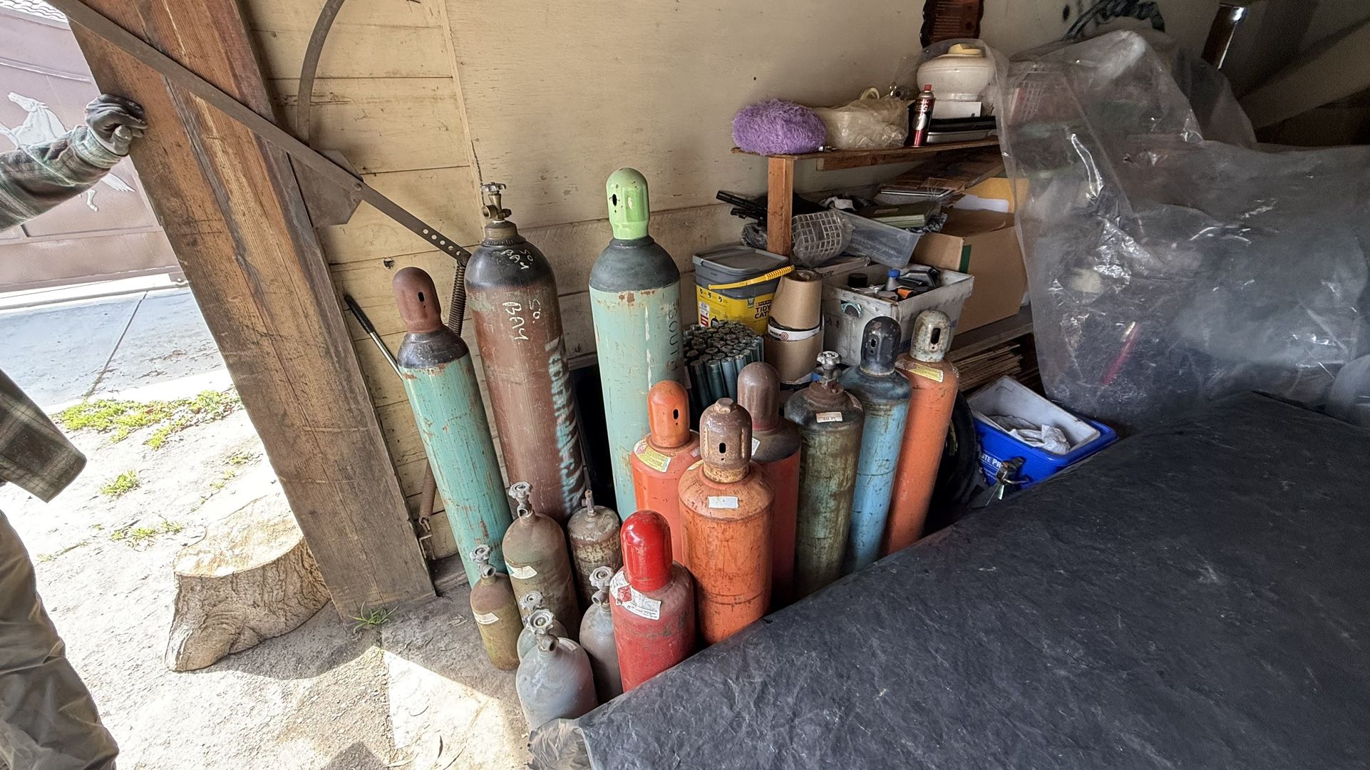 Many Cylinders For Sale Some Full Some Not