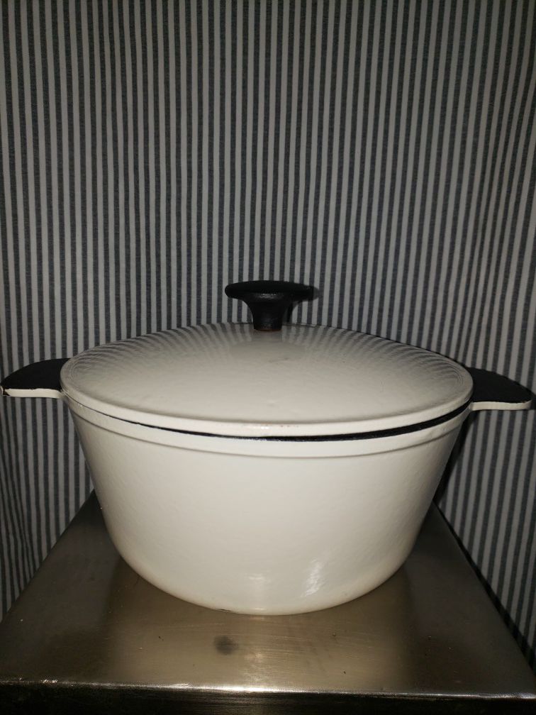 Cast iron casserole pot with lid