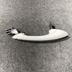 BMW 5 SERIES F10 RIGHT EXTERIOR DOOR HANDLE WHITE PRE-LCI (contact info removed) / 1(contact info removed)