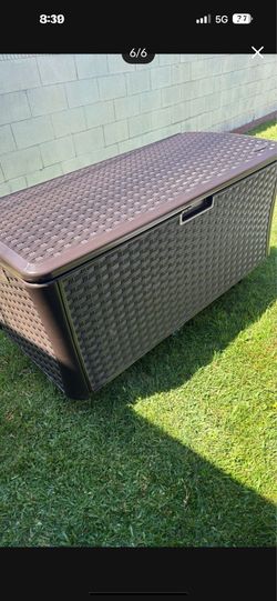 SUNCAST.. large 124 Java. Plastic deck box. Great condition. $-120