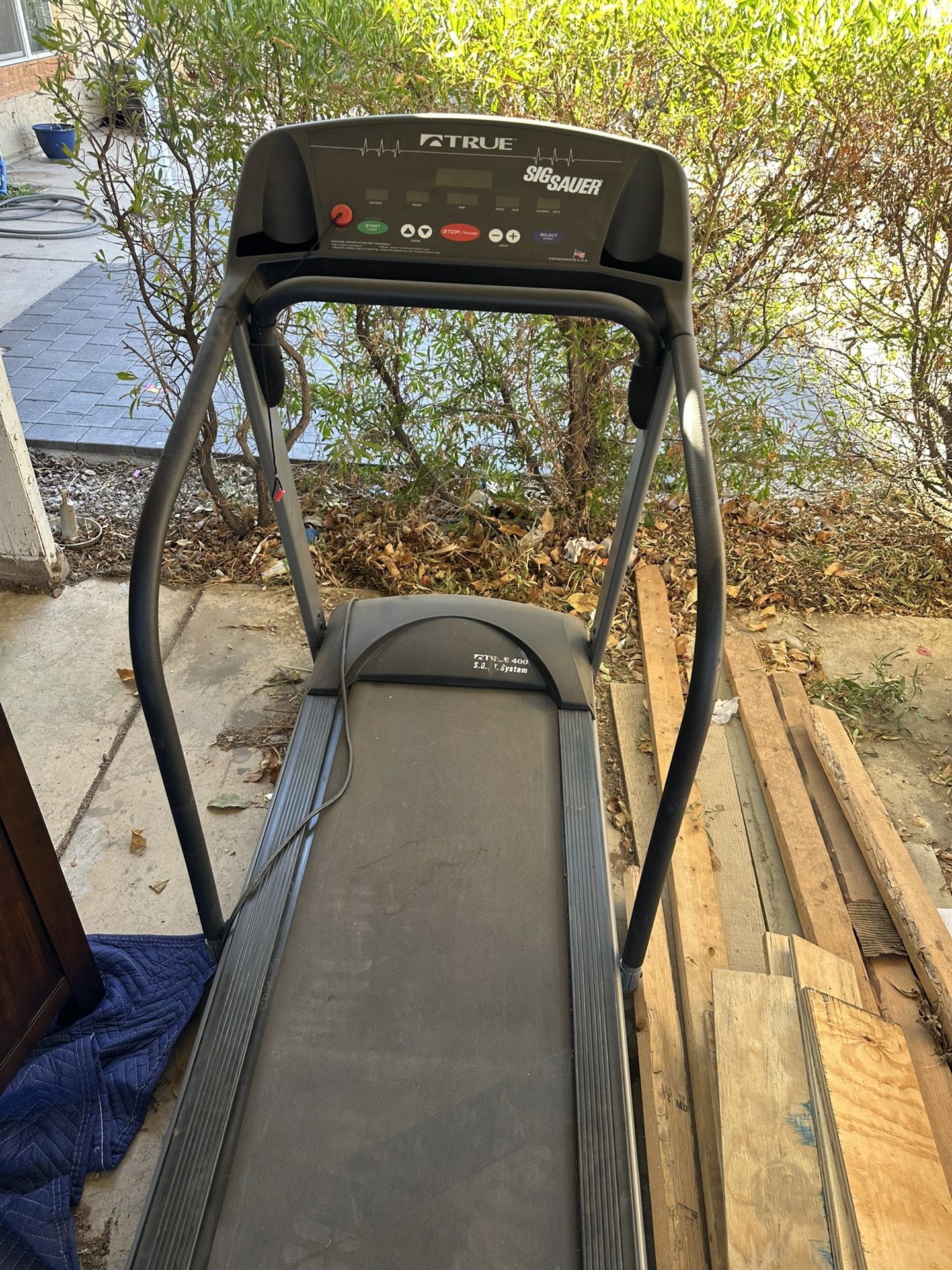 True 400 Treadmill 