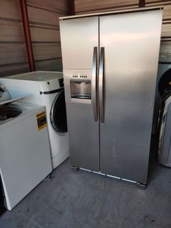 Refrigerator side by side