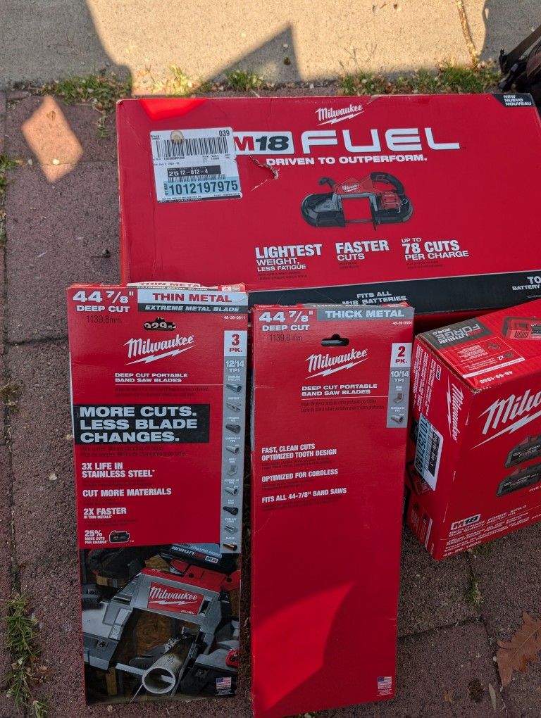 Milwaukee 18 Volt Big Boy Band Saw With 8.0 Batteries (2)⁰/////