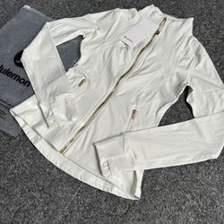 LULULEMON JACKET SIZE: 2  insta: emresellzz