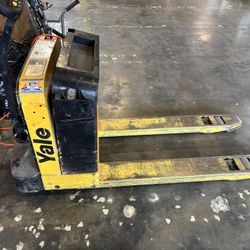 YALE Electric Pallet Jack