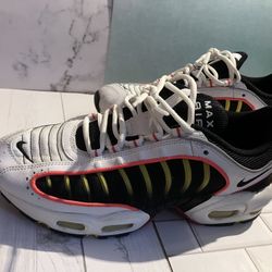 Nike tailwind Size 9