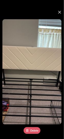 ●	Well-maintained Comhoma queen bed frame in excellent condition.