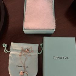 tiffany necklace worn twice excellent condition 230$ or best offer