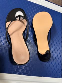 WOMEN's SIZE 7.5. KITTEN HEEL. FLIP FLOP SUMMER BEACH SHOES. NEW