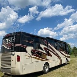 2009 Holiday Rambler 38 PDQ with Cummins 400 diesel with 51,000 miles, Recent service, 4 slides, Many upgrades !! 