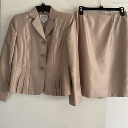 Womens Suit (Blazer/skirt)  Size 4 Silk/like Material