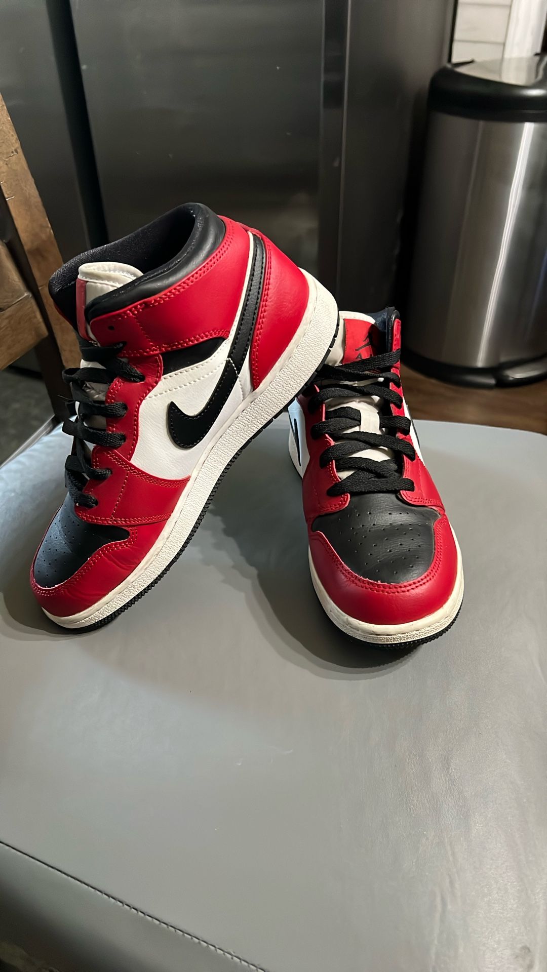 Jordan 1 Mid Chicago Retro Black Toe