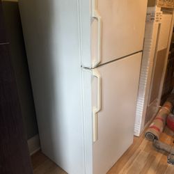 Hotpoint 28” Top Freezer Refrigerator – White – Works Great