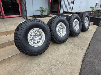 17" KMC beadlocks w- 37" BfGoodrich Baja Champion KO3 tires 37's 17's