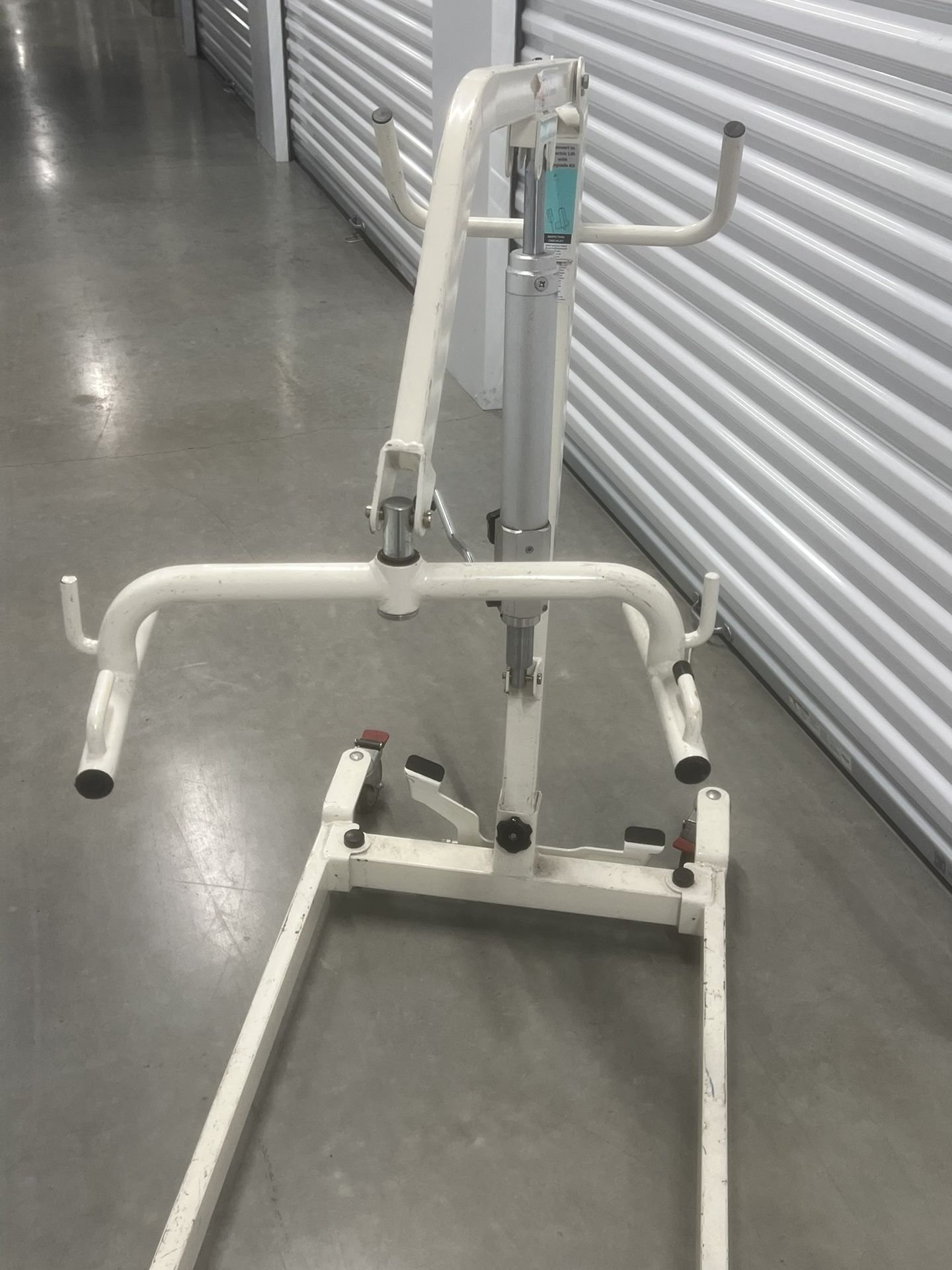 GENESIS 400 CONVERTIBLE PATIENT LIFT USED Take in or out of BED OR WHEELCHAIR . Used in good condition with some cosmetic blemishes. These blemishes a