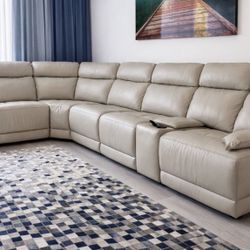 Premium Leather Sectional Sofa - Excellent Condition Elegant L-shaped sectional sofa made of high-quality genuine leather in a beautiful light neutral
