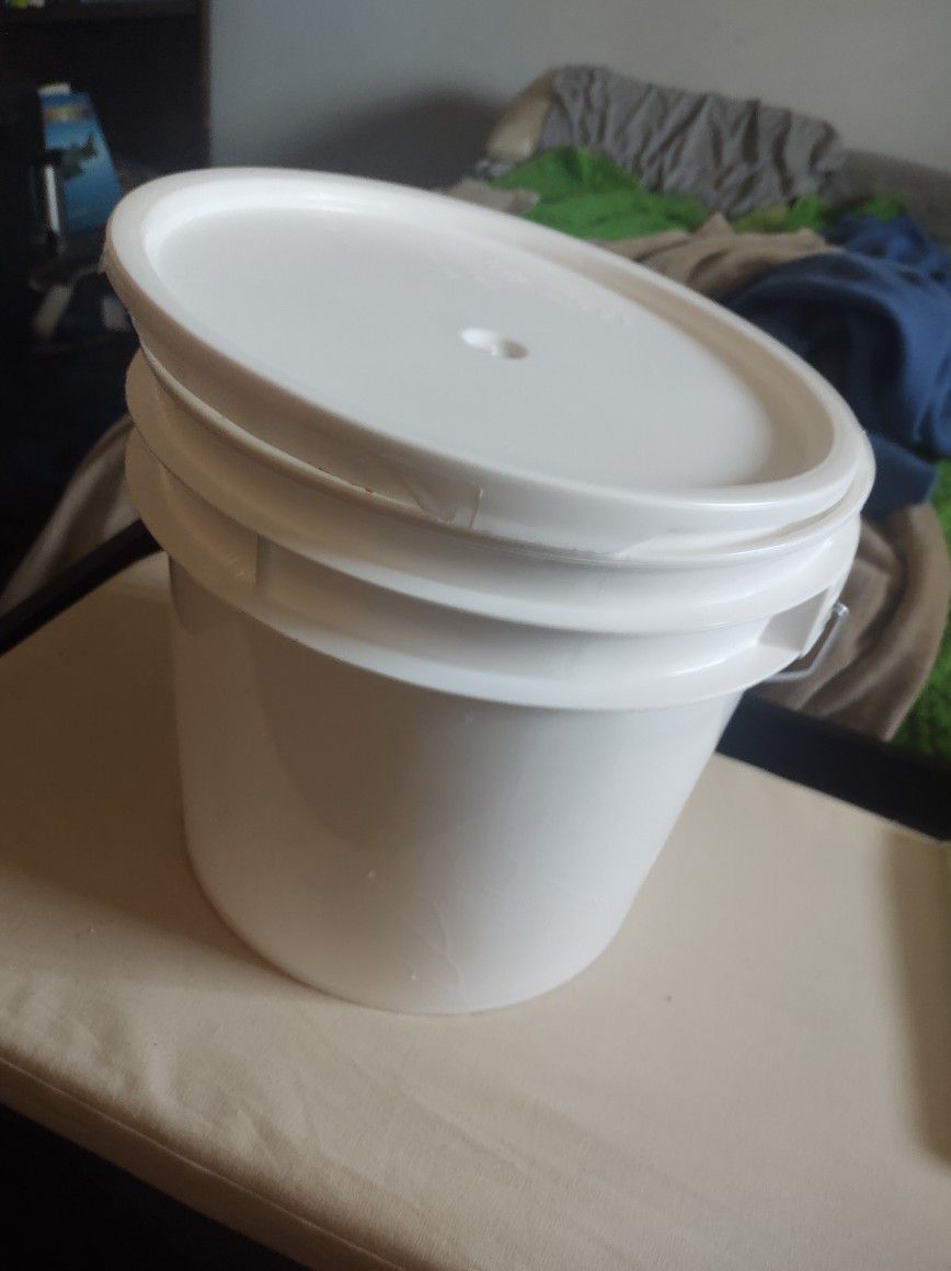 3.5 Gallon Food Grade Sealable Buckets
