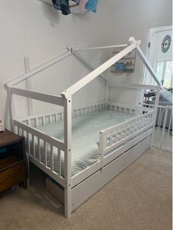 Twin House Bed with Fence & 2 Drawers