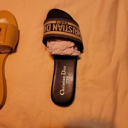 DG Sandal  Size 6 $100