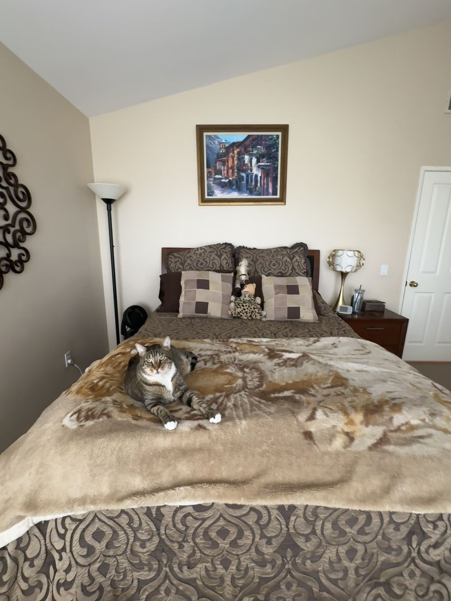 MOVING! SELLING QUEEN BEDROOM SET!! PLEASE READ DESCRIPTION!