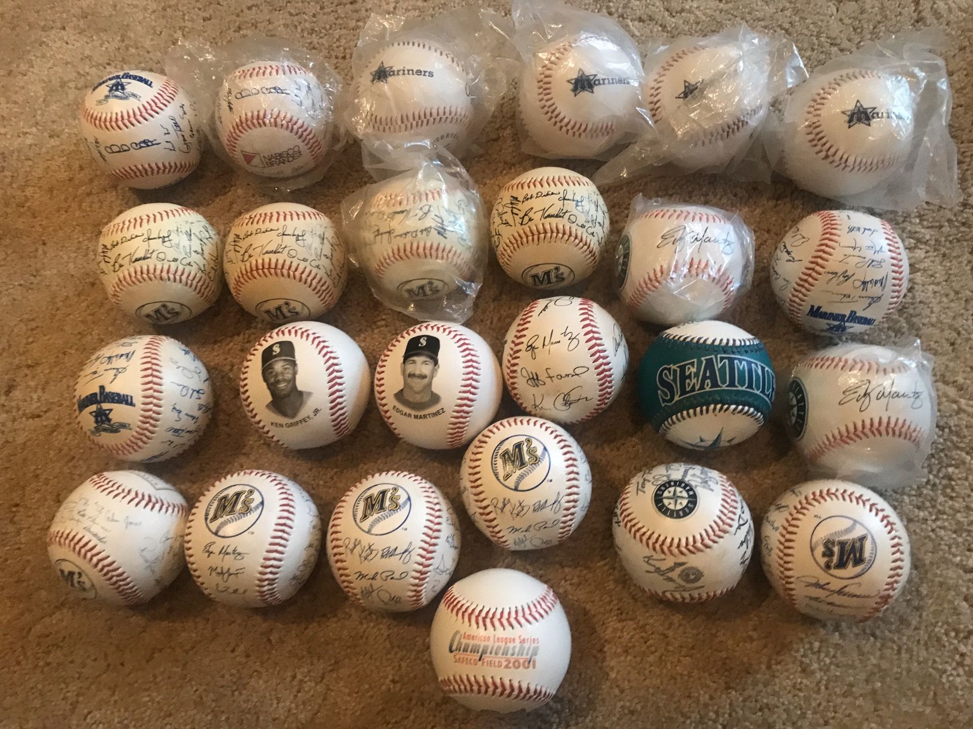 Seattle Mariners lot of 25 vintage baseballs lots of facsimile team signed balls