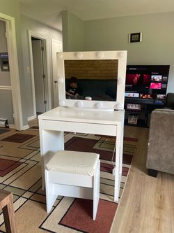 Beautiful Makeup Vanity with a mirror and a chair/ Lights doesn’t turn on have no clue
