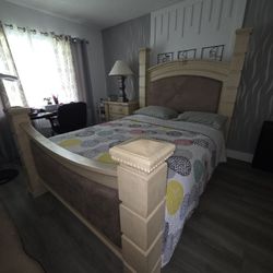 Queen Bedroom Set – Solid Wood – Excellent Condition