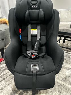 Nuna RAVA Convertible Car Seat – Caviar Black – Excellent Condition – 2022 w/newborn insert