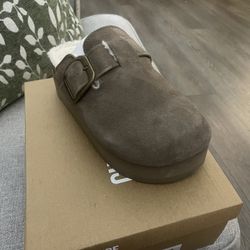 Cushionaire Clog Granola Fur Taupe Suede Size 6 M 