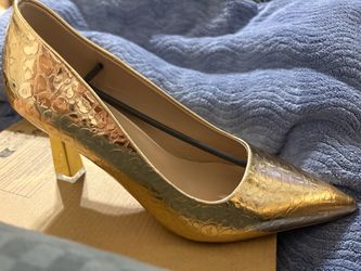 Gold Metallic Embossed Pointed-Toe sz 9 Heels