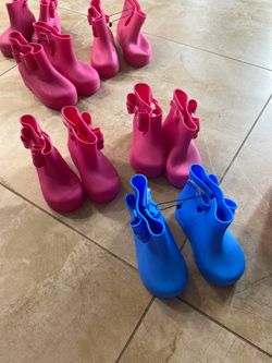 Girls rain boots.