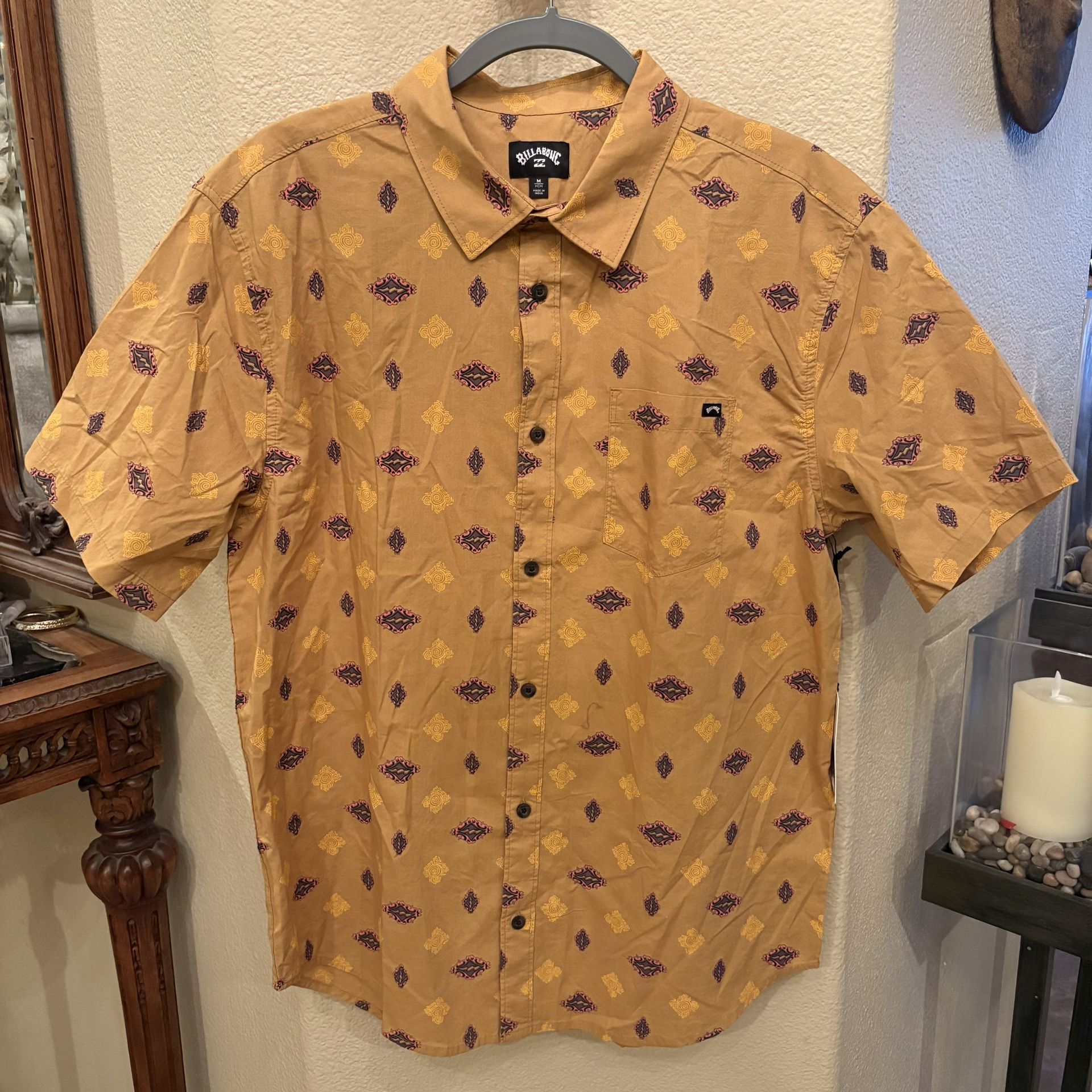 NWT~BILLABONG Men Sundays Mini Woven Gold Pattern Button Shirt Size Medium