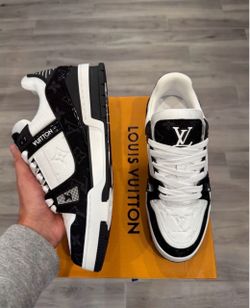 TRAINERS LV  SIZE 7 150