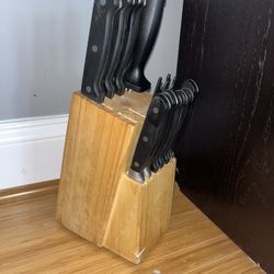 Wood Knife Block With 9 Knives Plus Sharpener