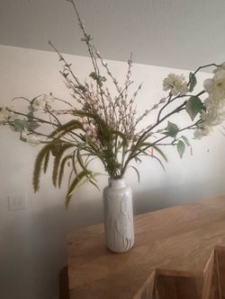 Artificial flower arrangement