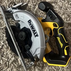 DEWALT 20V MAX Cordless Brushless 6-1/2 in. Sidewinder Style Circular Saw (Tool Only)