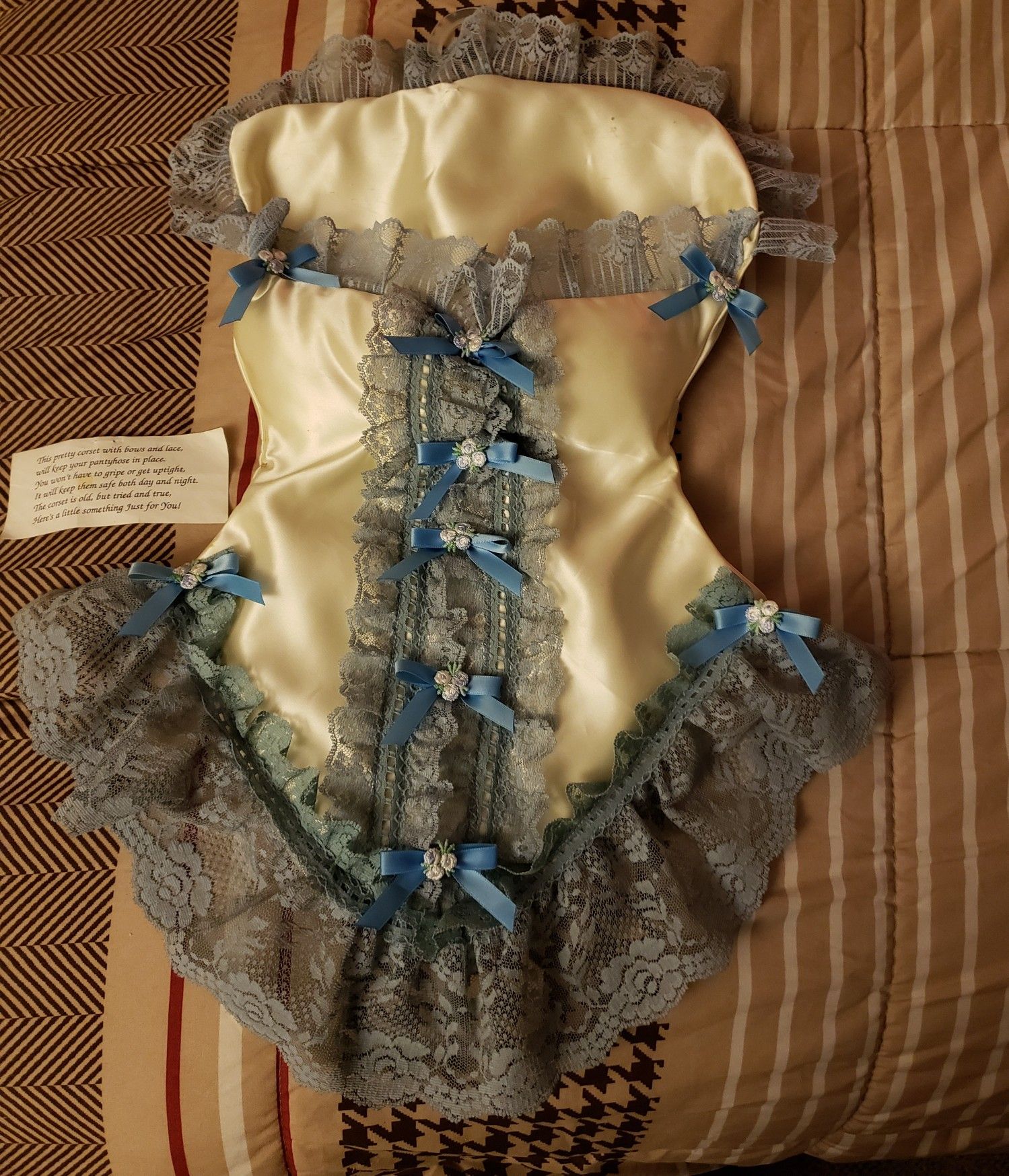 Pretty hanging corset for pantyhose